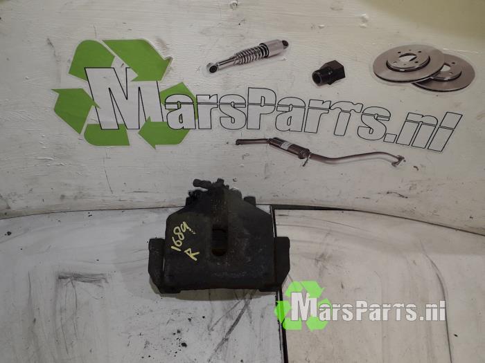 Usagé Etrier de frein avant droit Volkswagen Caddy Combi III (2KB,2KJ) 1.6 Prix € 25,00 Règlement à la marge proposé par Autodemontagebedrijf De Mars