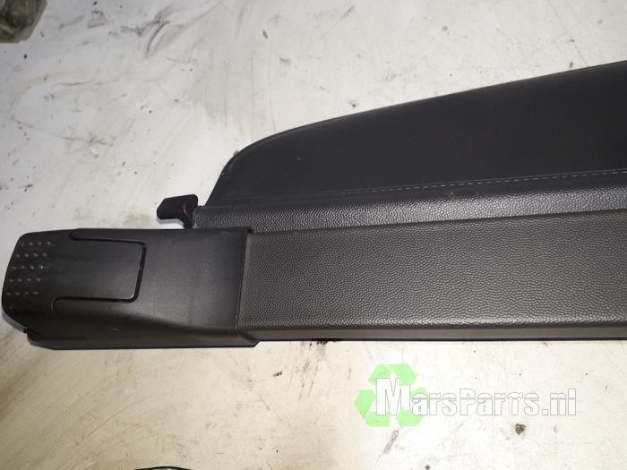 Luggage compartment cover from a Opel Vectra C Caravan  2005