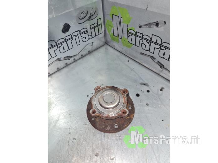 Front wheel bearing from a BMW 3 serie (E90) 318i 16V 2007