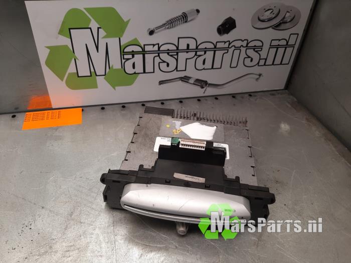 Używane Odtwarzacz CD Mini Mini (R56) 1.4 16V One Cena € 72,00 Procedura marży oferowane przez Autodemontagebedrijf De Mars