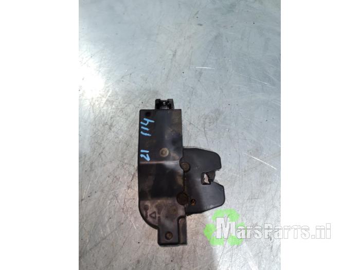 Tailgate lock mechanism from a Peugeot 407 SW (6E) 2.0 HDiF 16V 2005