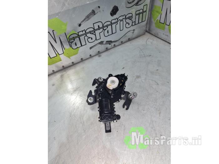 Używane Silnik tylnej klapy Peugeot 3008 II (M4/MC/MJ/MR) 1.2 12V e-THP PureTech 130 Cena € 72,00 Procedura marży oferowane przez Autodemontagebedrijf De Mars