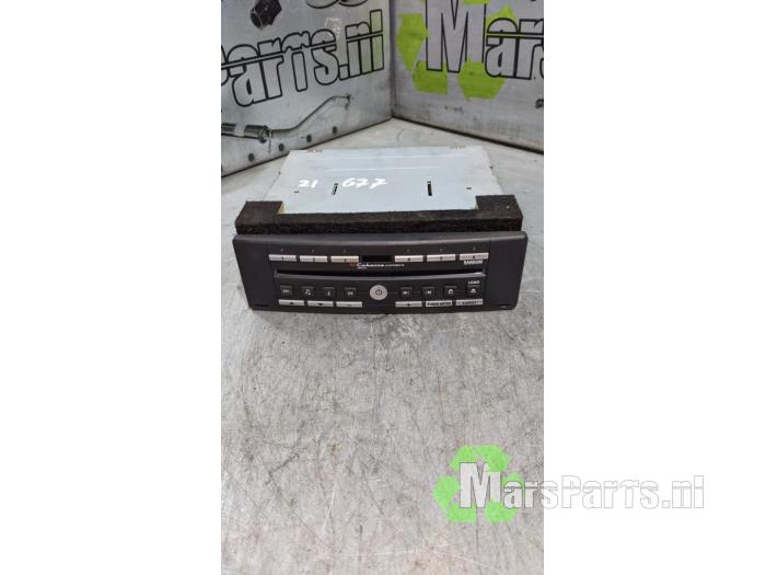 Używane Odtwarzacz CD Renault Laguna II Grandtour (KG) 2.0 16V Turbo Cena € 40,00 Procedura marży oferowane przez Autodemontagebedrijf De Mars