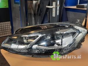 Używane Reflektor lewy Volkswagen Golf VII (AUA) 2.0 GTD 16V Cena € 560,00 Procedura marży oferowane przez Autodemontagebedrijf De Mars