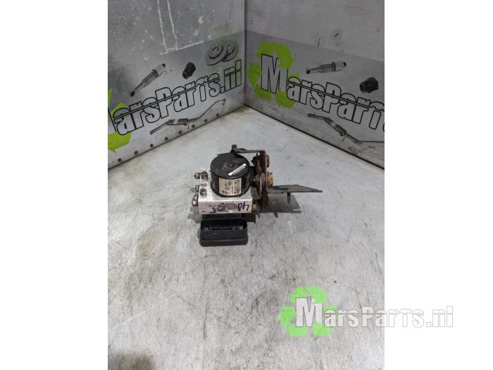 Begagnade ABS-pump Renault Twingo II (CN) 1.2 16V Pris € 40,00 Marginaltabell erbjuds av Autodemontagebedrijf De Mars