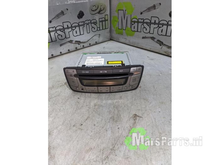 Używane Odtwarzacz CD Toyota Aygo (B10) 1.0 12V VVT-i Cena € 50,00 Procedura marży oferowane przez Autodemontagebedrijf De Mars