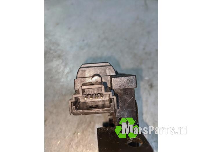 Tailgate lock mechanism from a Renault Clio III (BR/CR) 1.5 dCi FAP 2011