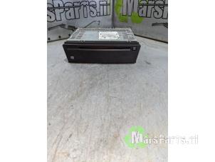 Used CD player Nissan Almera (N16) 1.5 16V Price € 80,00 Margin scheme offered by Autodemontagebedrijf De Mars