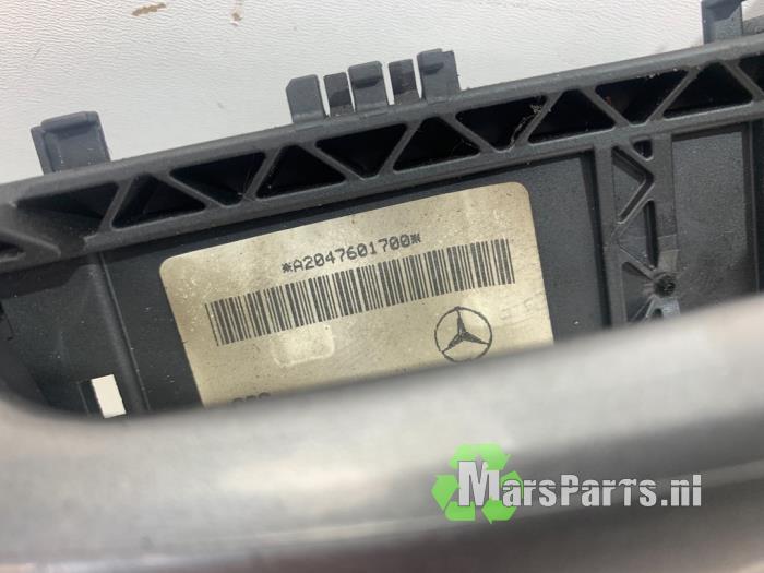 Poignée de porte avant gauche d'un Mercedes-Benz A (W176) 1.6 A-180 16V 2014