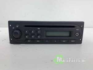 Używane Radioodtwarzacz CD Renault Twingo II (CN) 1.2 Cena € 60,00 Procedura marży oferowane przez Autodemontagebedrijf De Mars