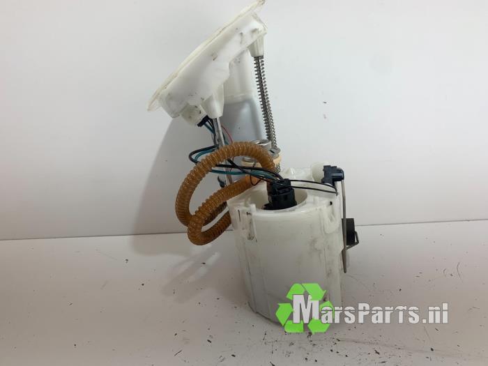 Electric fuel pump from a BMW 1 serie (F20) 116i 1.6 16V 2012