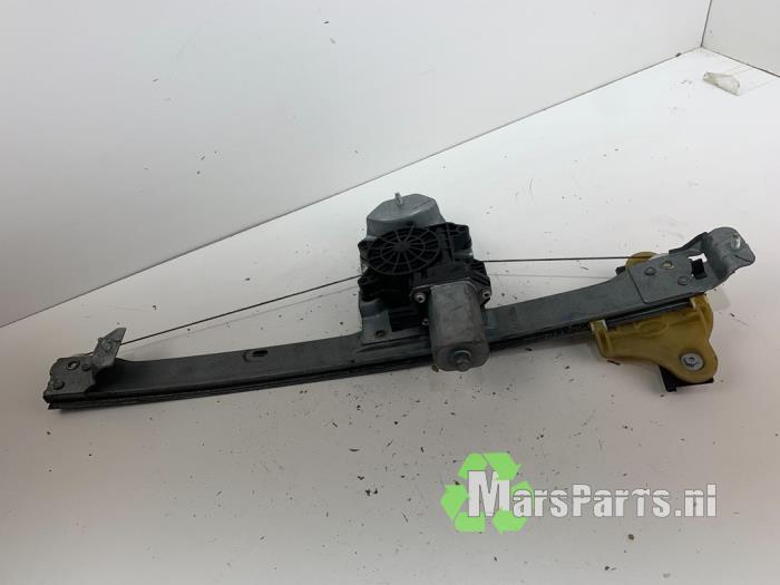 Window mechanism 4-door, front right from a Renault Clio IV (5R) 1.5 Energy dCi 90 FAP 2013