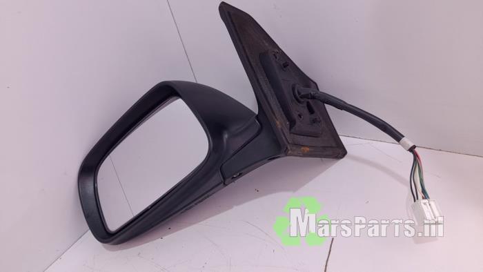Wing mirror, left from a Toyota Avensis Wagon (T25/B1E) 2.2 D-4D 16V D-CAT 2005