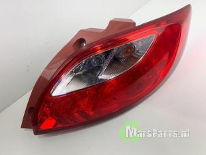 Używane Tylne swiatlo pozycyjne prawe Mazda 2 (DE) 1.3 16V S-VT Cena € 40,00 Procedura marży oferowane przez Autodemontagebedrijf De Mars