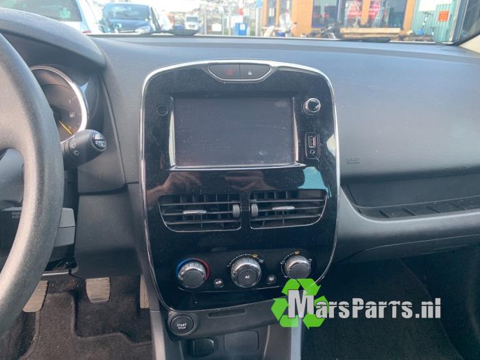 Panel de control de calefacción de un Renault Clio IV Estate/Grandtour (7R) 0.9 Energy TCE 12V 2015