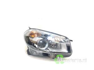 Used Headlight, right Nissan Qashqai (J10) 1.6 16V Price € 250,00 Margin scheme offered by Autodemontagebedrijf De Mars