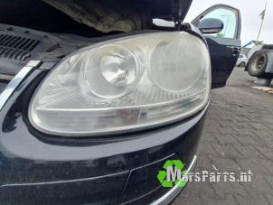 Używane Reflektor lewy Volkswagen Golf V Variant (1K5) 1.9 TDI Cena € 35,00 Procedura marży oferowane przez Autodemontagebedrijf De Mars