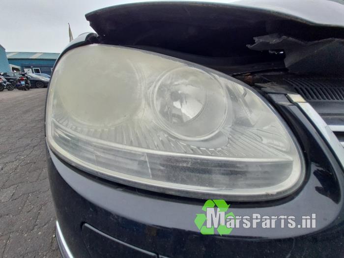 Headlight, right from a Volkswagen Golf V Variant (1K5) 1.9 TDI 2009