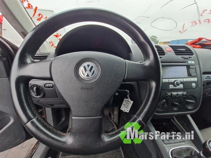 Volant d'un Volkswagen Golf V Variant (1K5) 1.9 TDI 2009
