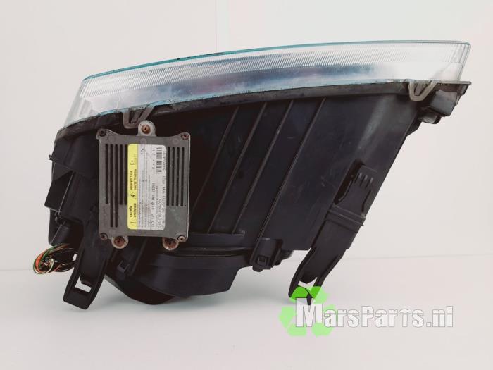Headlight, right from a Ford Focus 2 2.0 16V 2006
