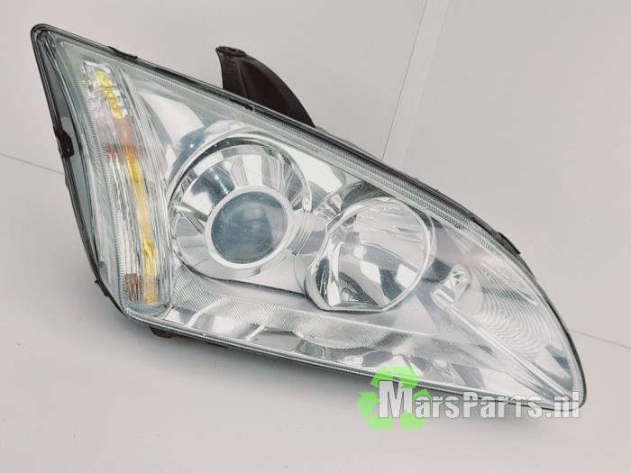 Headlight, right from a Ford Focus 2 2.0 16V 2006