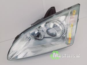 Used Headlight, left Ford Focus 2 2.0 16V Price € 200,00 Margin scheme offered by Autodemontagebedrijf De Mars
