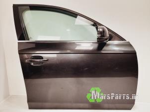 Używane Drzwi prawe przednie wersja 4-drzwiowa Audi A4 (B8) 2.0 TDI 16V Quattro Cena € 250,00 Procedura marży oferowane przez Autodemontagebedrijf De Mars