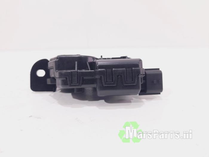 Tailgate lock mechanism from a Renault Captur (2R) 1.2 TCE 16V EDC 2018