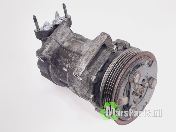 Air conditioning pump from a MINI Countryman (R60) 2.0 Cooper D 16V Autom. 2016