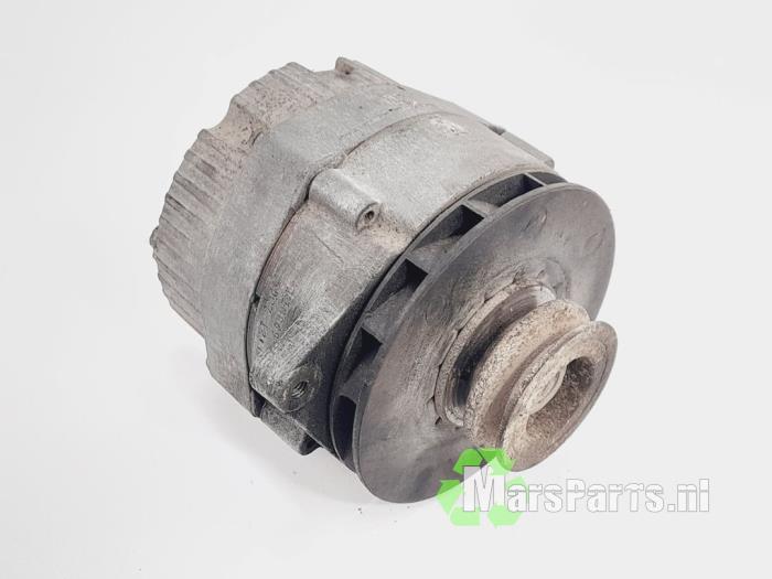 Begagnade Dynamo Jeep Cherokee (SJ) 5.9 2BBL. Pris € 250,00 Marginaltabell erbjuds av Autodemontagebedrijf De Mars