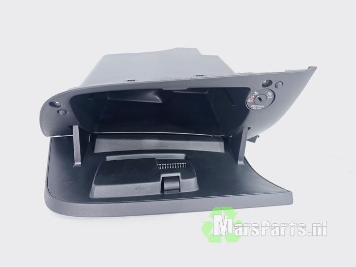 Begagnade Handskfack Opel Corsa E 1.3 CDTi 16V ecoFLEX Pris € 25,00 Marginaltabell erbjuds av Autodemontagebedrijf De Mars
