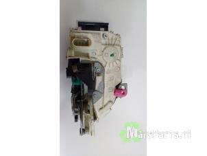 Gebrauchte Türschlossmechanik 4-türig links hinten Dodge 1500 Standard Cab (DS) 5.7 Hemi V8 Preis € 40,50 Margenregelung angeboten von Autodemontagebedrijf De Mars
