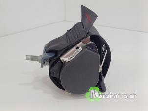 Begagnade Bakre säkerhetsbälte, höger Peugeot 207 CC (WB) 1.6 16V THP Pris € 25,00 Marginaltabell erbjuds av Autodemontagebedrijf De Mars