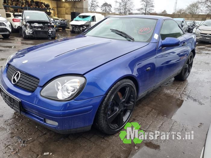 Karosserieecke links vorne van een Mercedes-Benz SLK (R170) 2.0 200 16V 1998