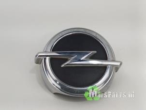 Używane Uchwyt tylnej klapy Opel Corsa E 1.2 16V Cena € 25,00 Procedura marży oferowane przez Autodemontagebedrijf De Mars