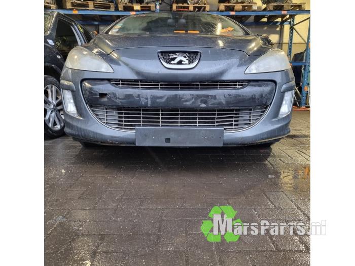 Front bumper from a Peugeot 308 (4A/C) 2.0 HDi 16V FAP 2007