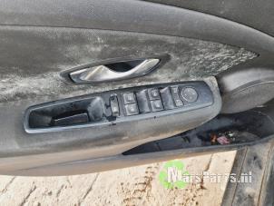 Usados Interruptor de ventanilla eléctrica Renault Megane III Grandtour (KZ) 1.5 dCi 90 Precio € 40,00 Norma de margen ofrecido por Autodemontagebedrijf De Mars