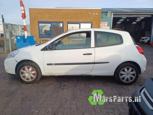 Used Metal cutting part left front Renault Clio III (BR/CR) 1.5 dCi 75 FAP Price on request offered by Autodemontagebedrijf De Mars