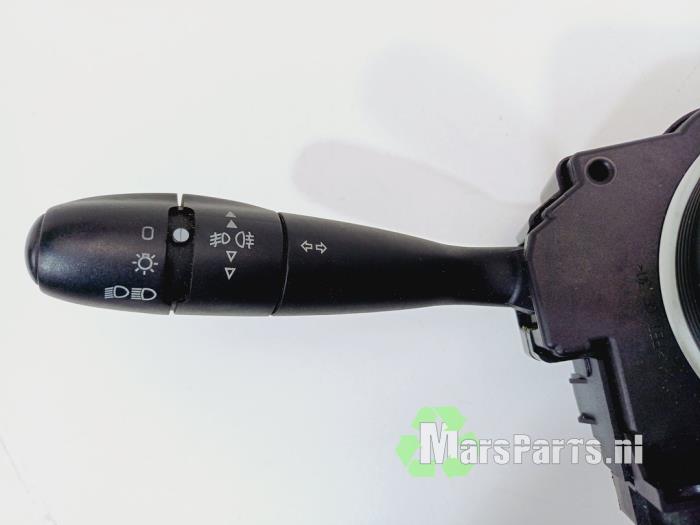 Steering column stalk from a Peugeot 206 (2A/C/H/J/S) 1.4 XR,XS,XT,Gentry 2004