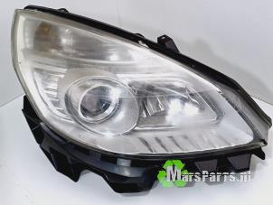 Used Headlight, right Renault Scénic II (JM) 1.6 16V Price € 100,00 Margin scheme offered by Autodemontagebedrijf De Mars