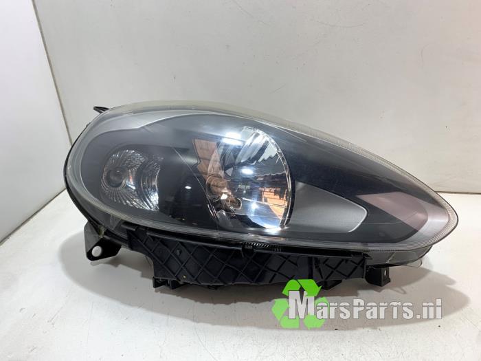 Używane Reflektor prawy Fiat Punto 1.4 16V Cena € 150,00 Procedura marży oferowane przez Autodemontagebedrijf De Mars
