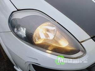 Used Headlight, right Fiat Punto 1.4 16V Price € 150,00 Margin scheme offered by Autodemontagebedrijf De Mars