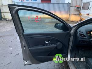 Gebrauchte Elektrisches Fenster Schalter Renault Megane III Berline (BZ) 1.6 16V Preis € 40,00 Margenregelung angeboten von Autodemontagebedrijf De Mars
