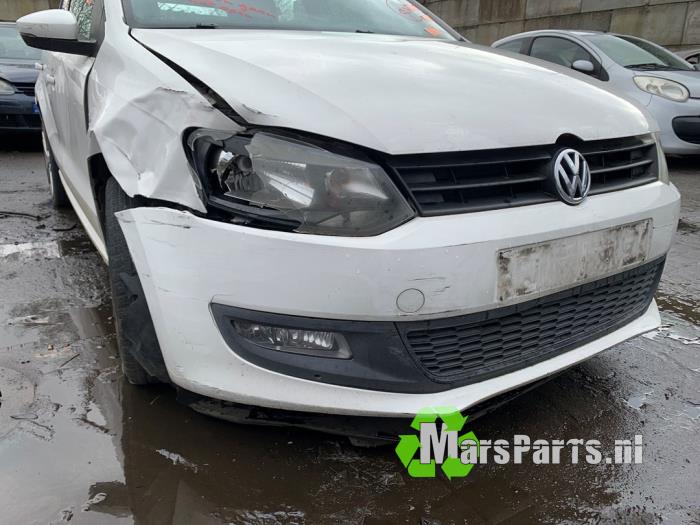 Front bumper from a Volkswagen Polo V (6R) 1.6 TDI 16V 90 2009