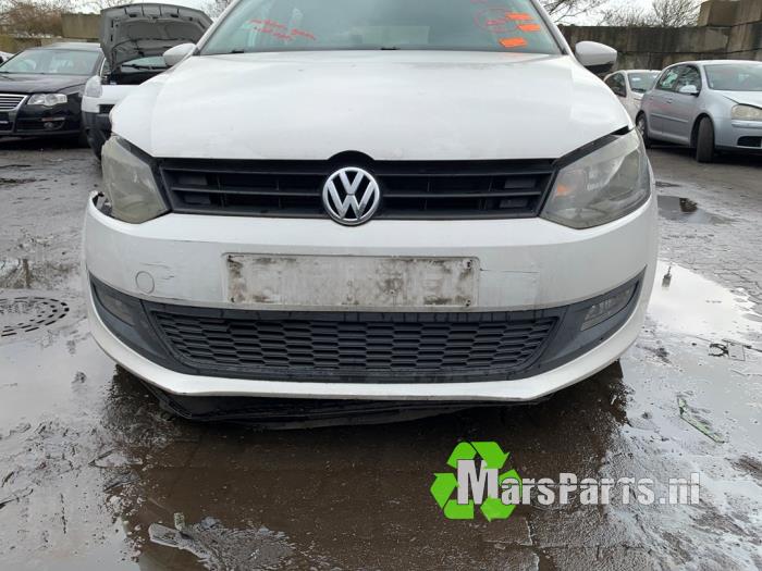 Front bumper from a Volkswagen Polo V (6R) 1.6 TDI 16V 90 2009
