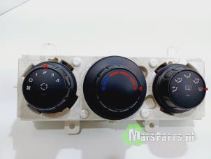 Usados Panel de control de calefacción Renault Master IV (FV) 2.3 dCi 125 16V FWD Precio € 40,00 Norma de margen ofrecido por Autodemontagebedrijf De Mars