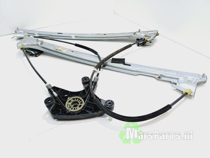 Window mechanism 2-door, front right from a Mercedes-Benz Vito (639.6) 3.0 122 CDI V6 24V 2011