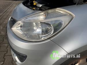 Używane Reflektor lewy Renault Clio III (BR/CR) 1.4 16V Cena € 50,00 Procedura marży oferowane przez Autodemontagebedrijf De Mars