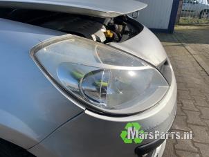 Used Headlight, right Renault Clio III (BR/CR) 1.4 16V Price € 50,00 Margin scheme offered by Autodemontagebedrijf De Mars