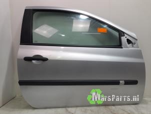 Used Door 2-door, right Renault Clio III (BR/CR) 1.4 16V Price € 80,00 Margin scheme offered by Autodemontagebedrijf De Mars